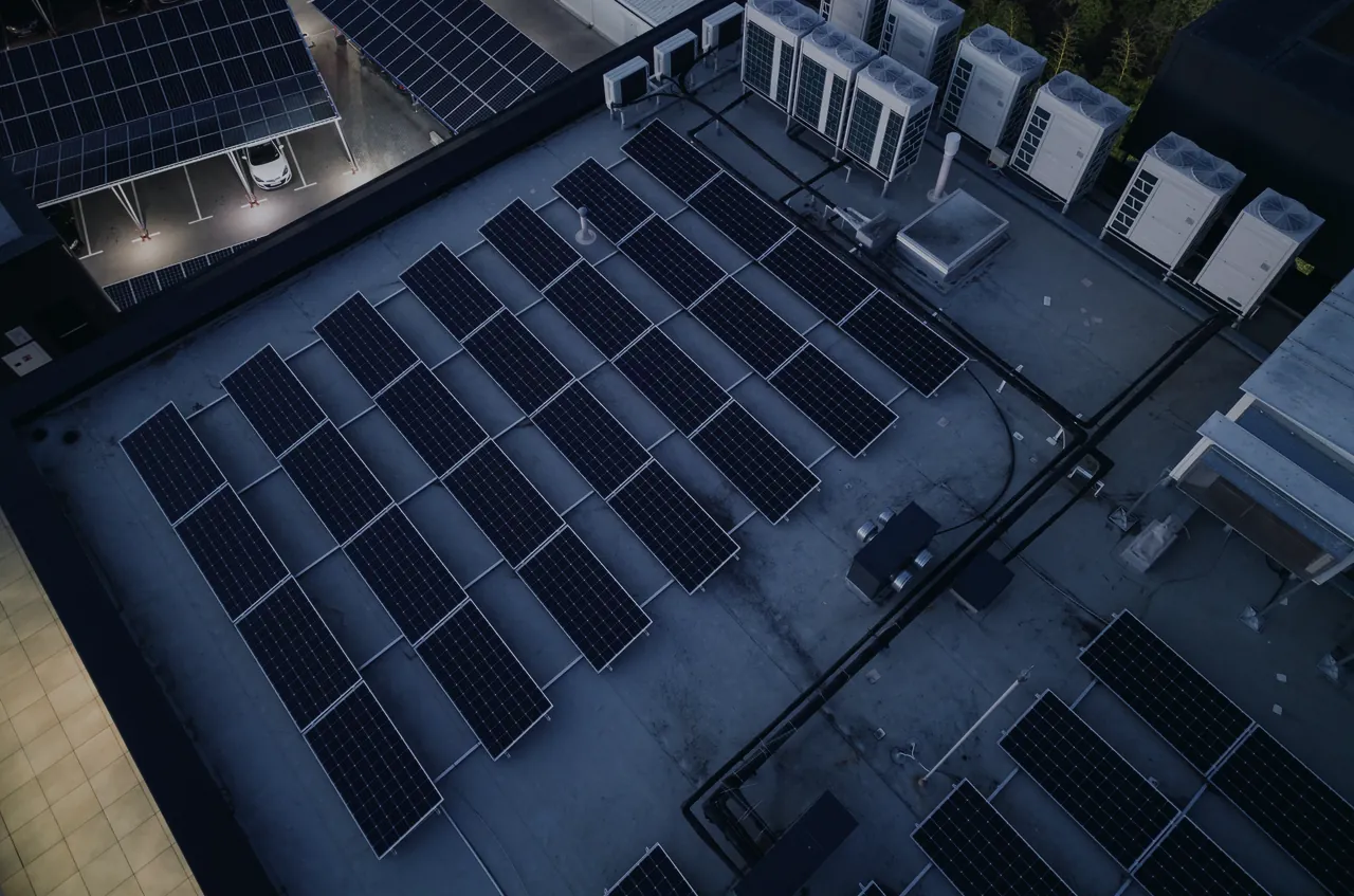 Toiture-terrasse équipée de panneaux photovoltaïques, vue du ciel au crépuscule